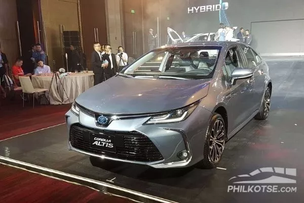 The only thing that sets the Hybrid Corolla Altis apart from the normal Altis is the blue Toyota logo A picture of the Toyota Corolla Altis Hybrid during its launch.