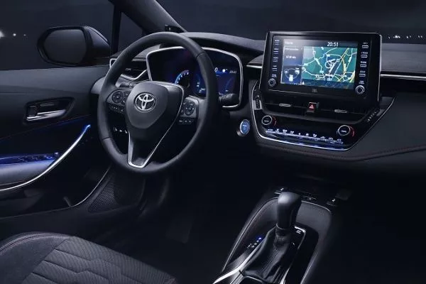 The interior of the Altis Hybrid is well arranged but it could sure use more colors. Blue perhaps? A picture of the Toyota Corolla Altis Hybrid's interior.