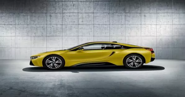 BMW i8 Protonic Frozen Yellow uses a 1.5 litre three-cylinder turbo engine. BMW i8 Protonic Frozen Yellow side view