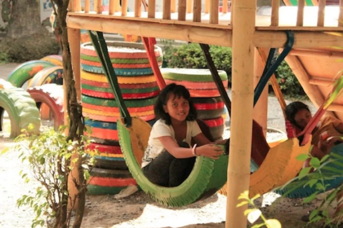 A hammock tire with a kid