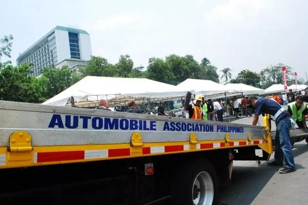 The AAP provides a very handy service especially for those less mechanically inclined AAP Tow-truck in the midst of loading a car