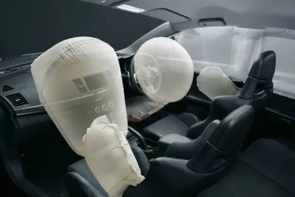 A picture demonstrating the different types of airbags.