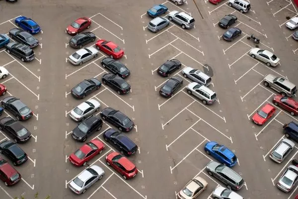 A picture of an angled parking lot.