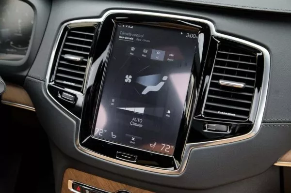 2016 Volvo XC90's touch-screen