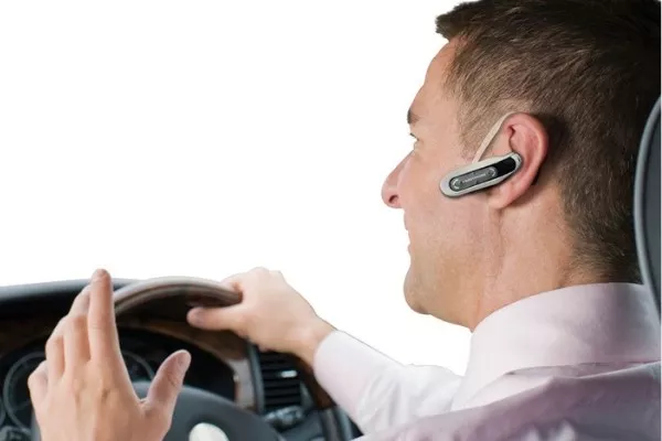 Hand-free earphones is encouraged to used while driving Anti Distracted Driving law_handfree earphone