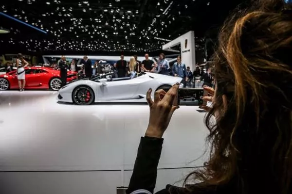 Taking photo at auto shows