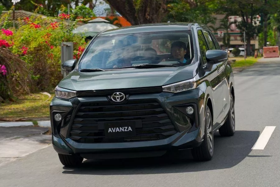 A picture of the front of the Toyota Avanza