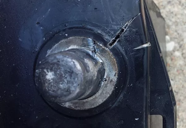 If you notice any cracks, leaks, or deformation in the case of the battery, it is a sign that you need to replace it Damaged battery terminal