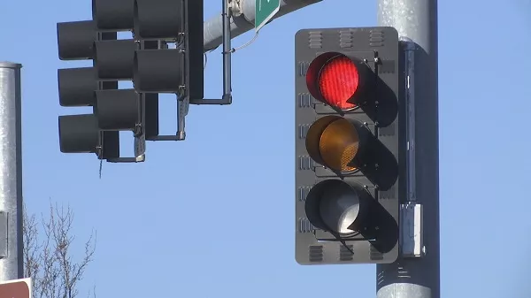 Beat the red light in an intersection can lead to very serious accidents traffic red light