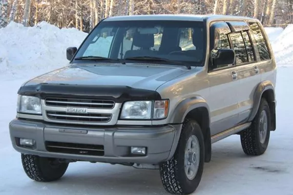 A picture of an Isuzu Trooper in the snow