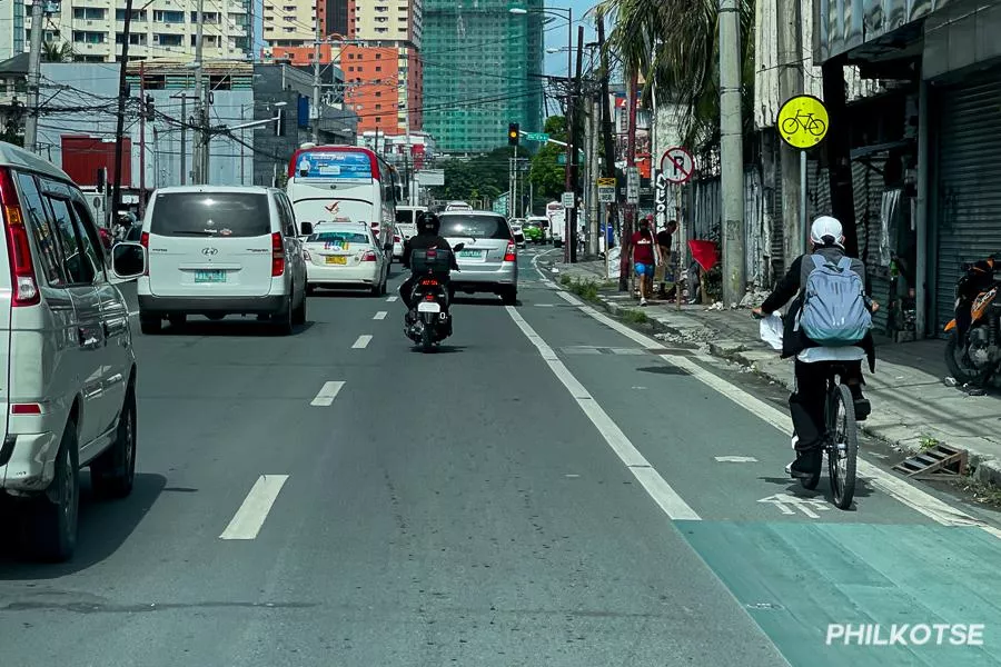 A picture of a road in Metro Manila