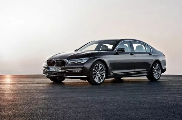 angular front of the BMW 750Li 2016