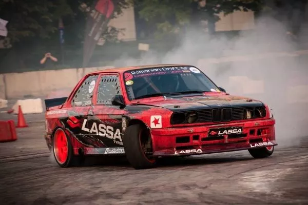 A picture of a BMW E30 mid-drift