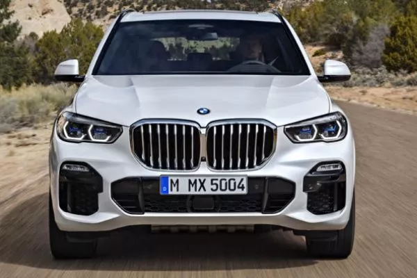 While the Hofmeister kink is subtle, the kidney grille sure isn't BMW X5 highlighting the kidney grille