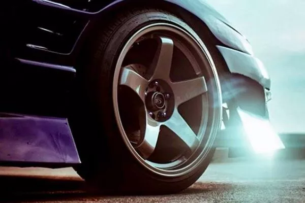 Knowing the right tire size is half the battle Bronze mags on blue car