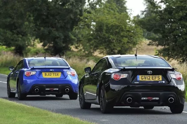 brz-and-gt86-rear-on-the-roa