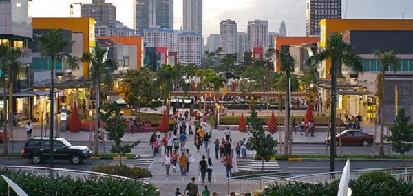 More and more people are coming to shop at Bonifacio Global City road with worse traffic manila_bonifacio