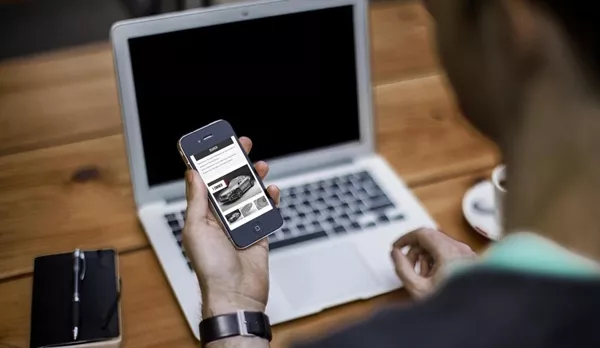 reading car news online