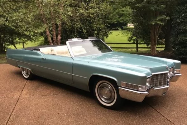 A picture of a 1960's Cadillac de Ville