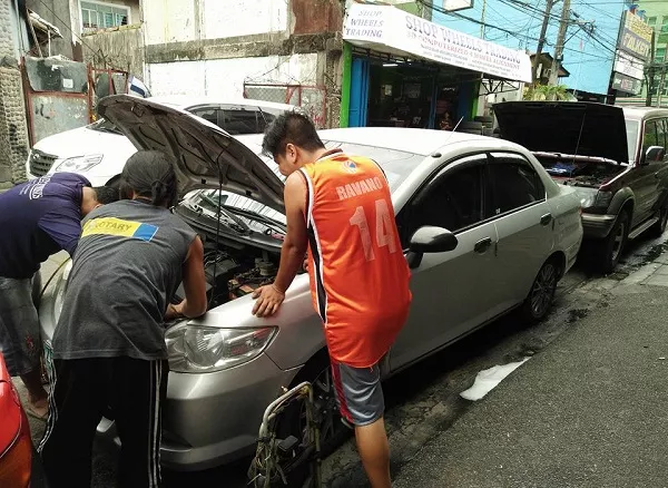 The mechanics of Maroon Autoelectric and Aircon Shop doing their work Maroon Autoelectric and Aircon Shop