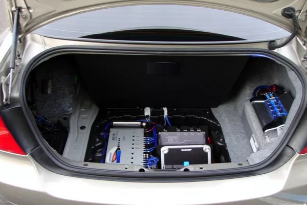 car with amplifier 