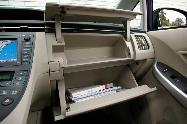 Well-organized car tips_tidy Glove compartment