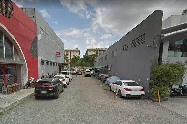 A picture of the entrance to Carplaza