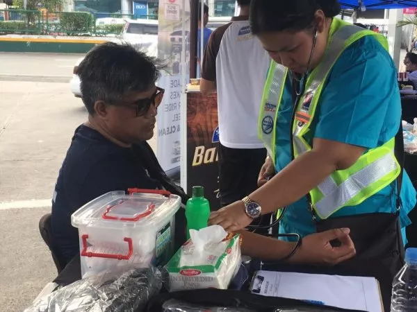 Petron's motorist assistance: free medical assistance a Filipino woman offers free medical assistance to a motorist