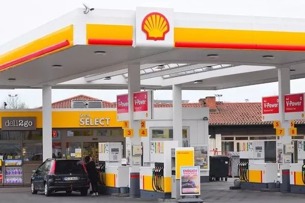 Major brands are more expensive than off-brands because they put more additives. Shell gas station