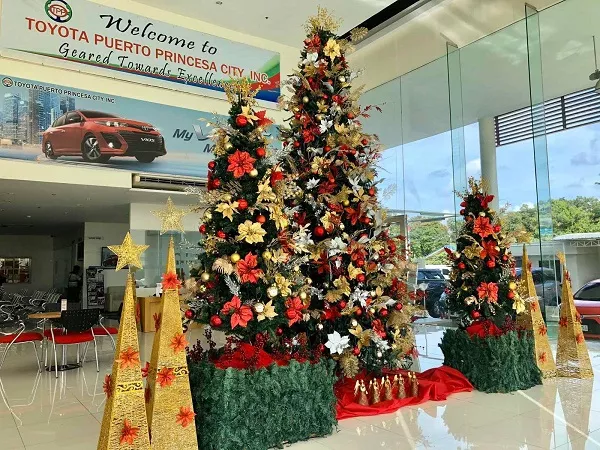 A picture of a Toyota dealership spreading the Christmas cheer!