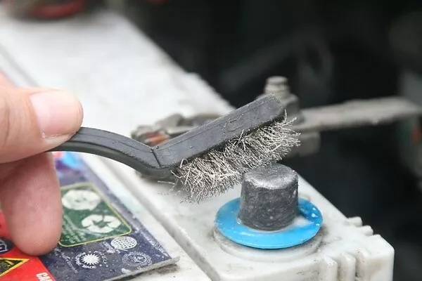 Clean the battery terminals using a dedicated brush. 