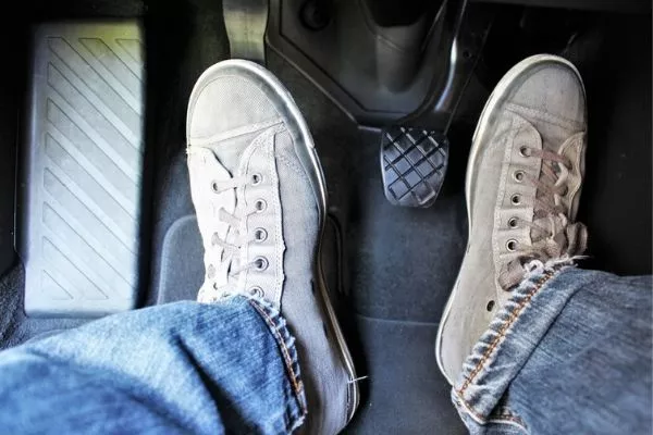 Attention clutch riders! Stop that bad habit if you want your car to last longer A picture of a man clutch riding