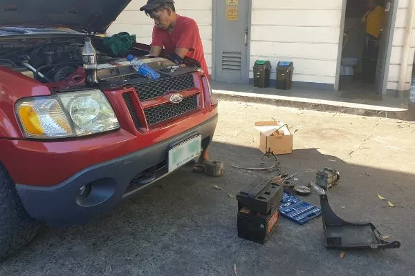 Mang Danny, working on a Ford Explorer Sport Trac A picture of Mang Danny aka Danknee working on a Ford Explorer Sport Trac