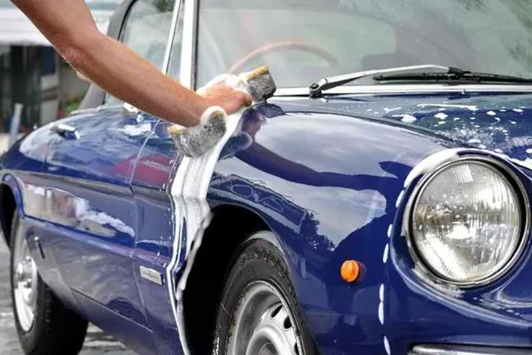 Man washing the car