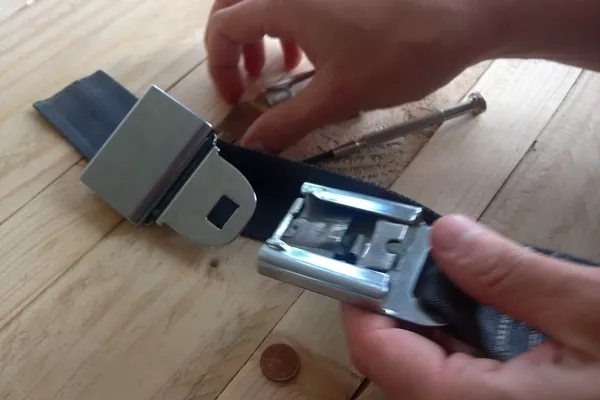 Detaching the buckle