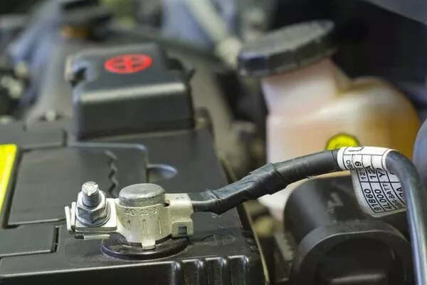 Car battery terminal