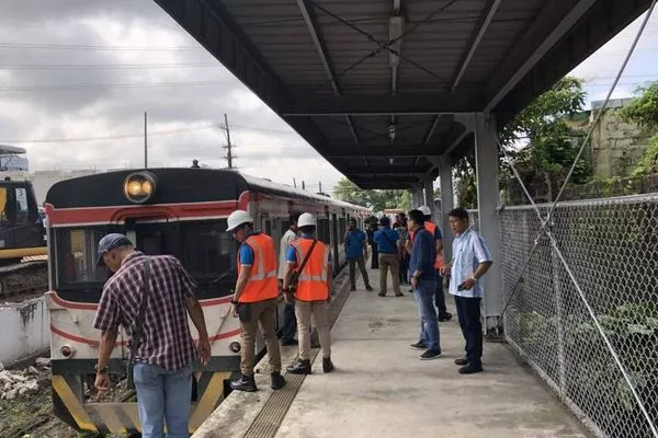 DOTr officials and employees checking out a dilapidated PNR train. DOTr officials inspecting a run down PNR train