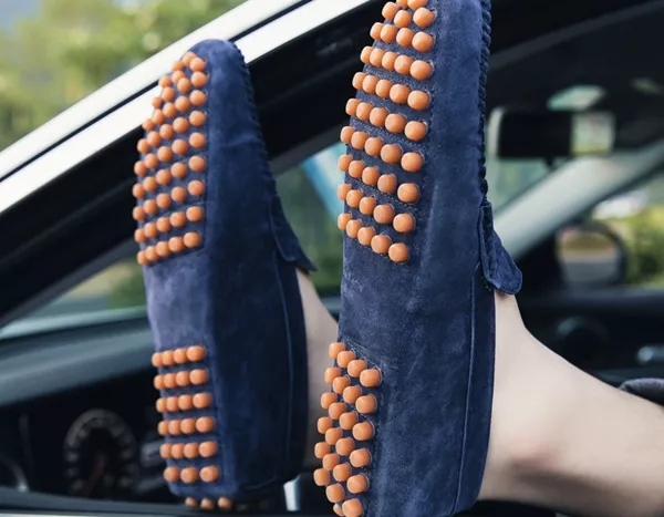 In choosing a good driving shoe, a sturdy pair made out of high quality and long-lasting materials is ideal driving shoes