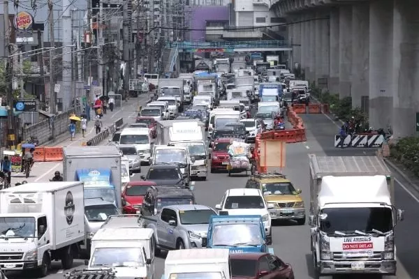 A picture of a very busy EDSA.