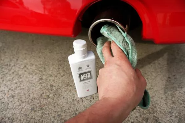 Cleaning a car exhaust pipe