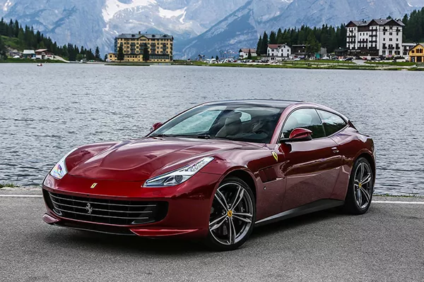 A picture of the GTC4Lusso near the ocean.
