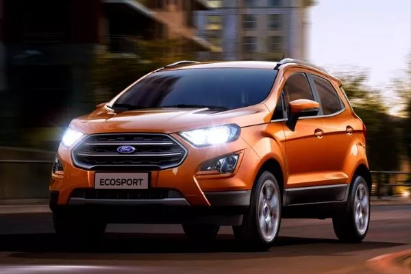 A picture of the EcoSport travelling in the city