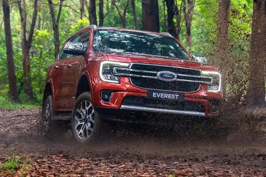 If you just bought your Everest new, drive it around for a few months before modding it. Learn how it handles first Ford Everest front view