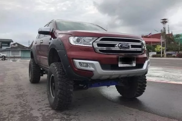 Here's what an Everest with a lift kit will look like (old model) A picture of a Ford Everest with a lift kit