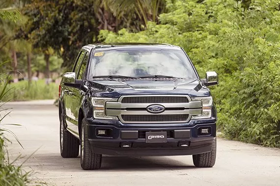 Ford F-150 front view