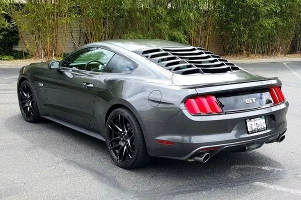 A picture of a Ford Mustang with rear window Louvers