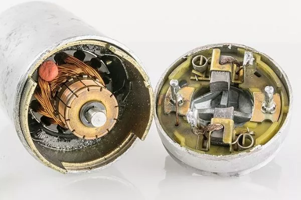 The fuel pump already tops up the float chamber prior to starting Fuel pump