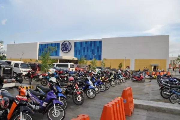 A picture of a full SM Mall parking lot.