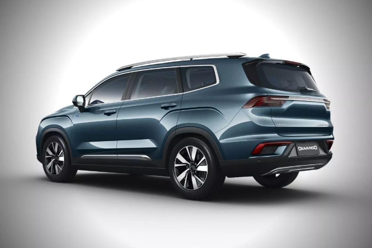 The Okavango regardless of variant is a sizable vehicle A Picture of the side and rear of the Geely Okavango