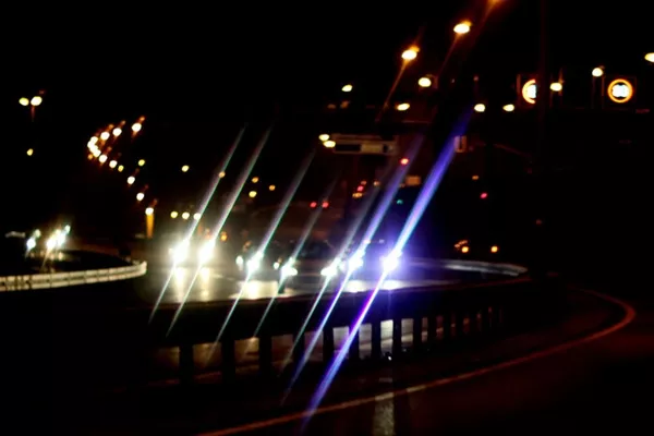 One of the biggest mistakes when dealing with glaring headlights is staring squarely at it headlight glare